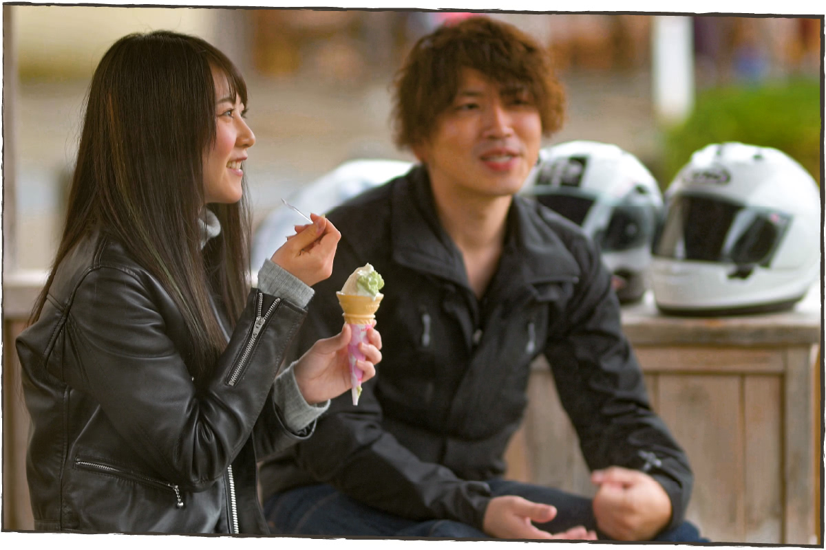 アイスクリームを食べながら楽しく会話をする2人