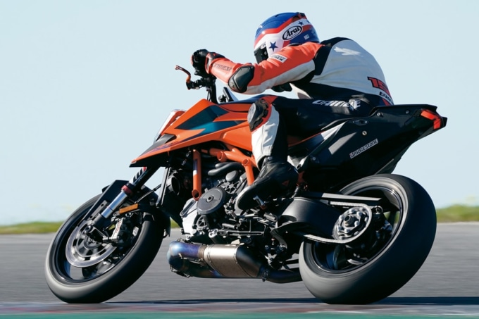 1290 SuperDuke R 走行イメージ