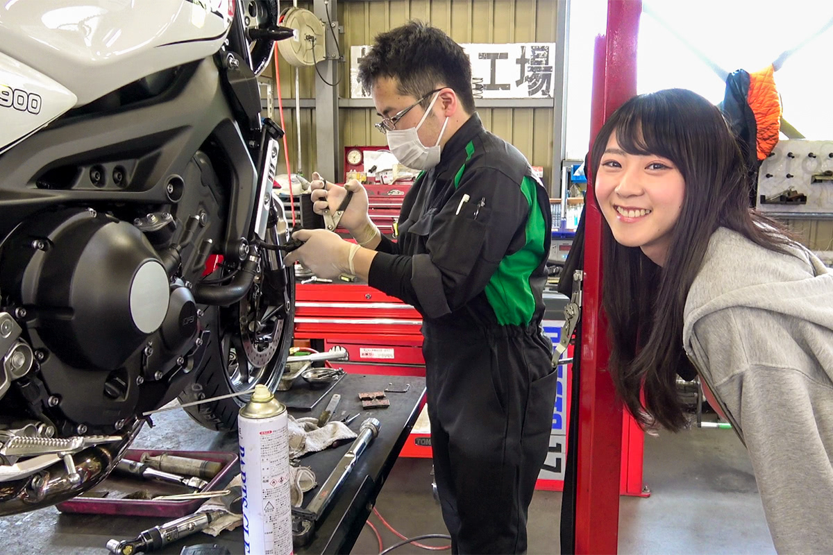 2りんかん車検センター 美女木工場でブレーキキャリパーの清掃をしている様子