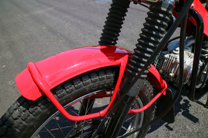 オートボーイ津田沼のリサイクルカブサービスでリフレッシュしたハンターカブ(CT110、'81年式)のフロントフェンダー