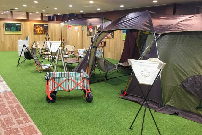 GS-M(グッドスピードモーターサイクル) 店内のLOGOSのテントなどキャンプ用品一式の展示スペース