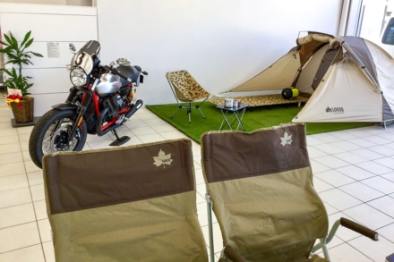GS-M(グッドスピードモーターサイクル) 店内のLOGOSのテントなどキャンプ用品一式の展示スペース