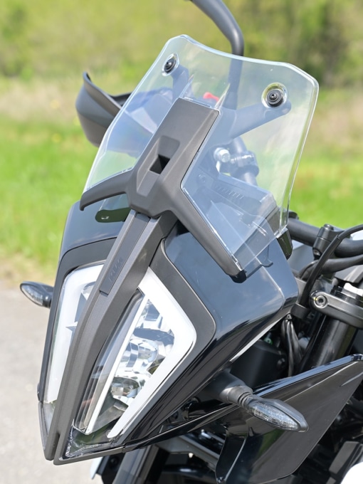 KTM 390ADVENTURE(2020年モデル)のショートスクリーンを上げた状態