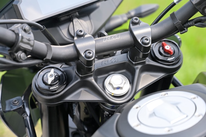 KTM 390ADVENTURE(2020年モデル)のフロントフォーク調整アジャスタ