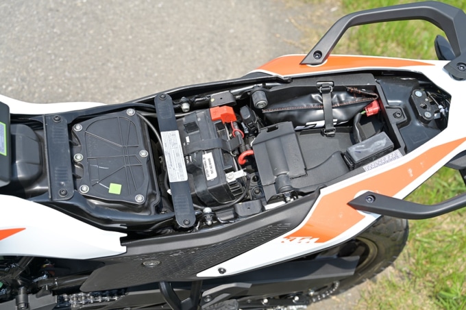 KTM 390ADVENTURE(2020年モデル)のシート下