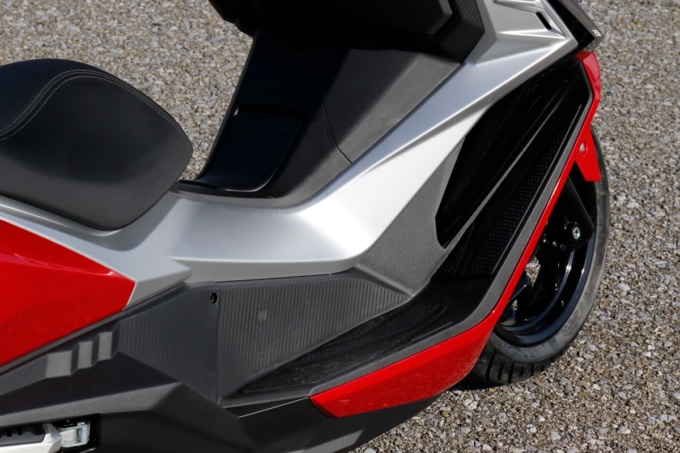 SYM CRUiSYM250(クルージム250)のステップボード