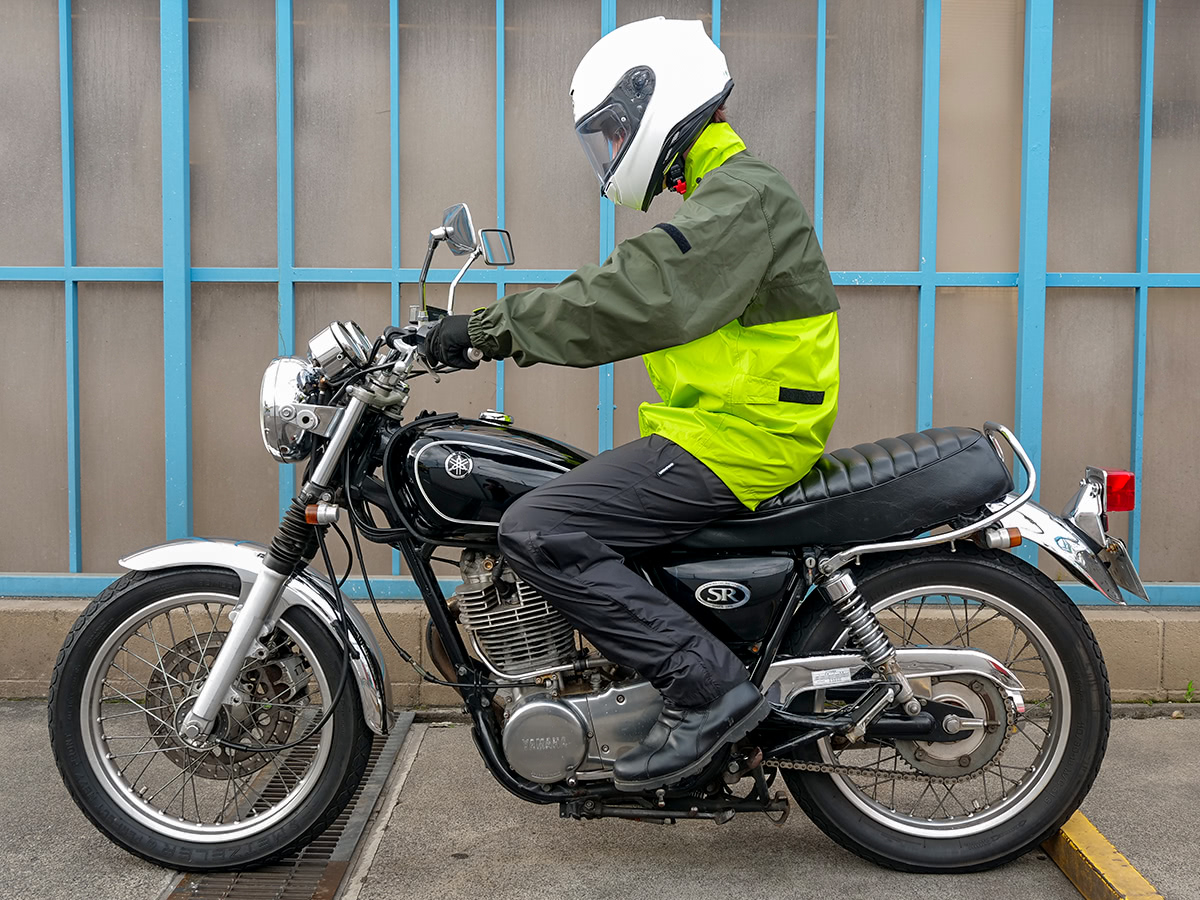 GWM(GOLDWIN MOTORCYCLE) Gベクター3 コンパクトレインスーツ 乗車姿勢