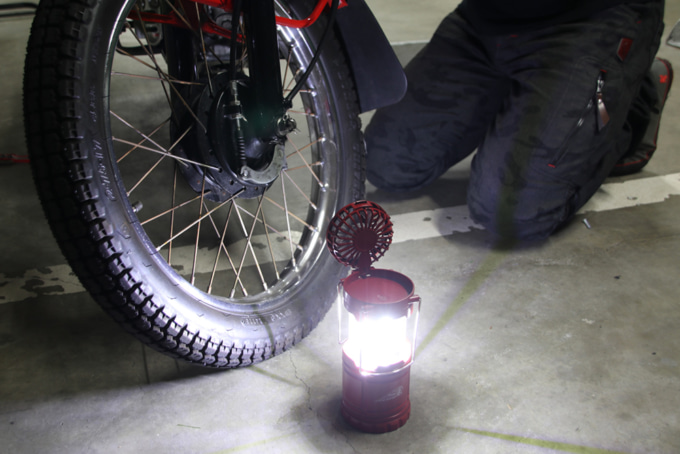 Indian Outdoor ファン付き LEDランタン(クリムゾンレッド)点灯イメージ