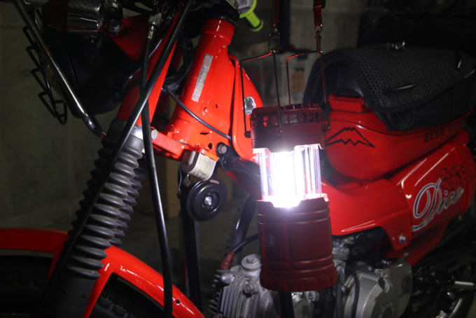 Indian Outdoor ファン付き LEDランタン(クリムゾンレッド)点灯イメージ