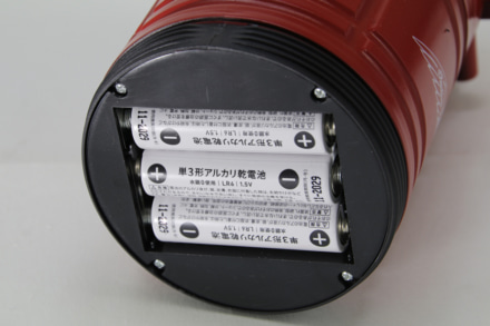 Indian Outdoor ファン付き LEDランタン(クリムゾンレッド)電池装着イメージ