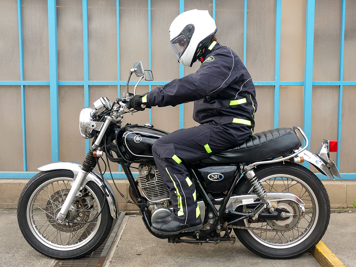 クシタニ K-3025 ストレッチレインスーツを着て乗車姿勢をとった状態