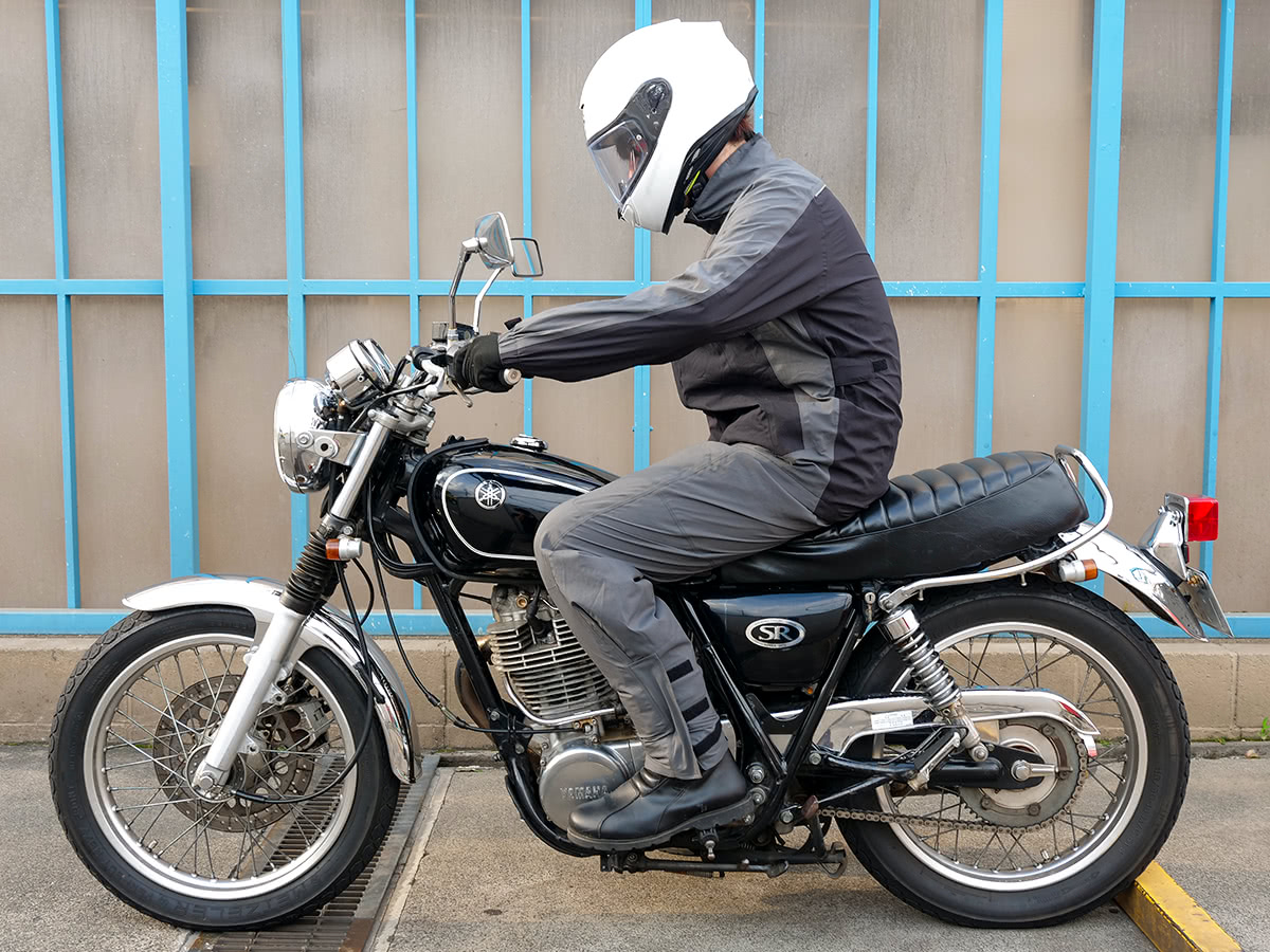 ROM ライディングレインスーツを着て乗車姿勢をとった状態