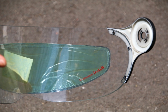ヘルメットのバイザーに貼り付けたRaleri Photochromic Antifog Insert(ラレリー フォトクロミック アンチフォグ インサート)