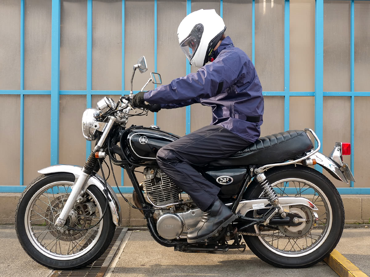 ワイズギア YAR28 サイバーテックスⅢ ダブルガードレインスーツを着て乗車姿勢をとった状態