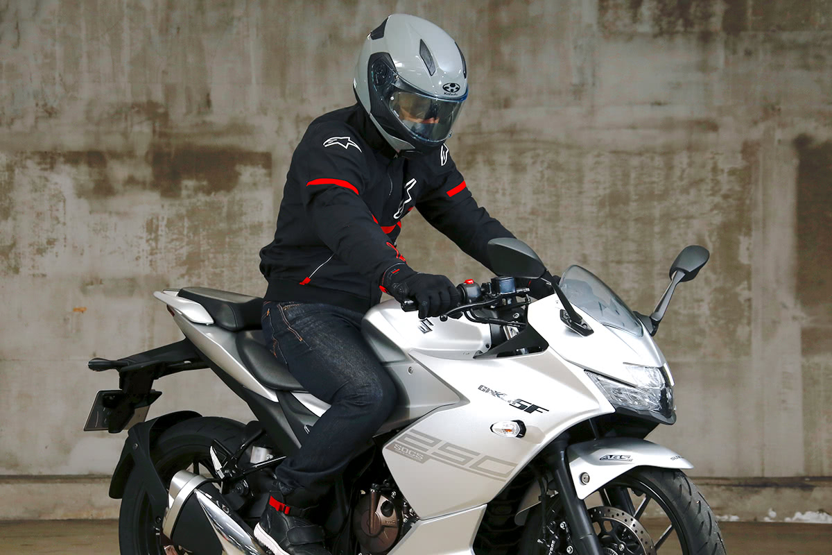 スーパースポーツタイプのバイクにリオホンドエボフリースを着てまたがった状態