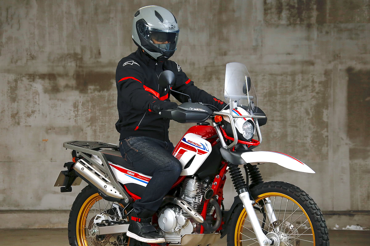 アドベンチャータイプのバイクにリオホンドエボフリースを着てまたがった状態