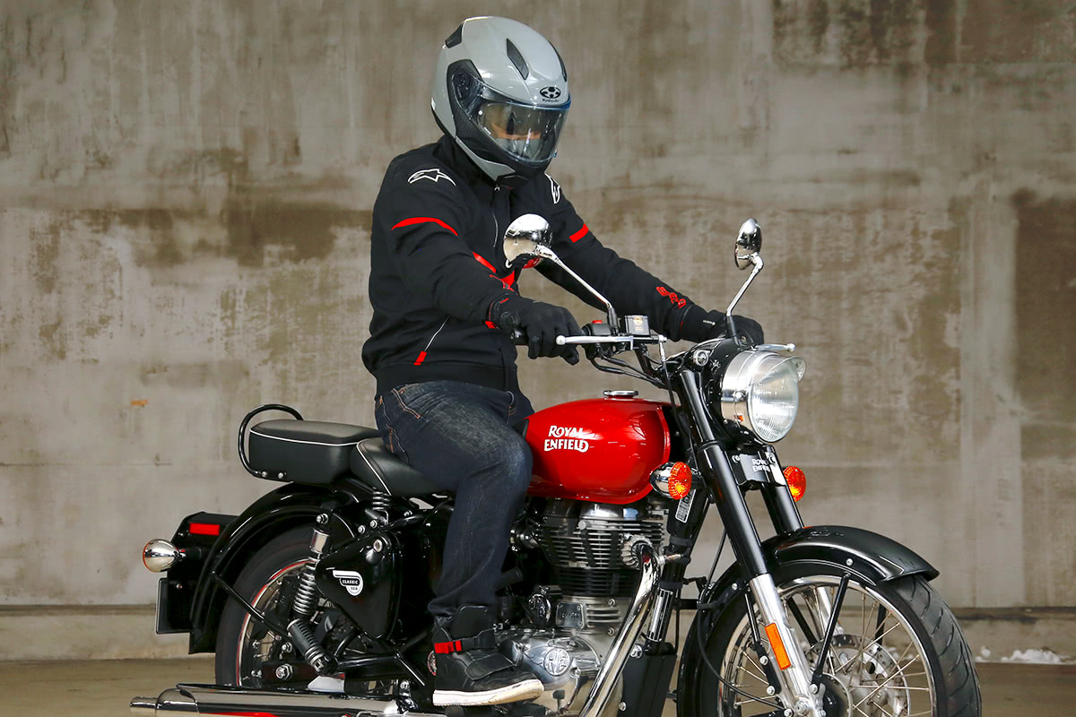 クラシカルタイプのバイクにリオホンドエボフリースを着てまたがった状態