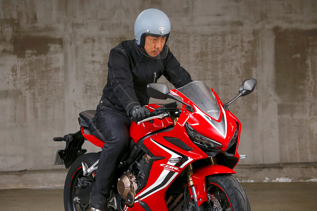 スーパースポーツタイプのバイクに500-TXJを着てまたがった状態