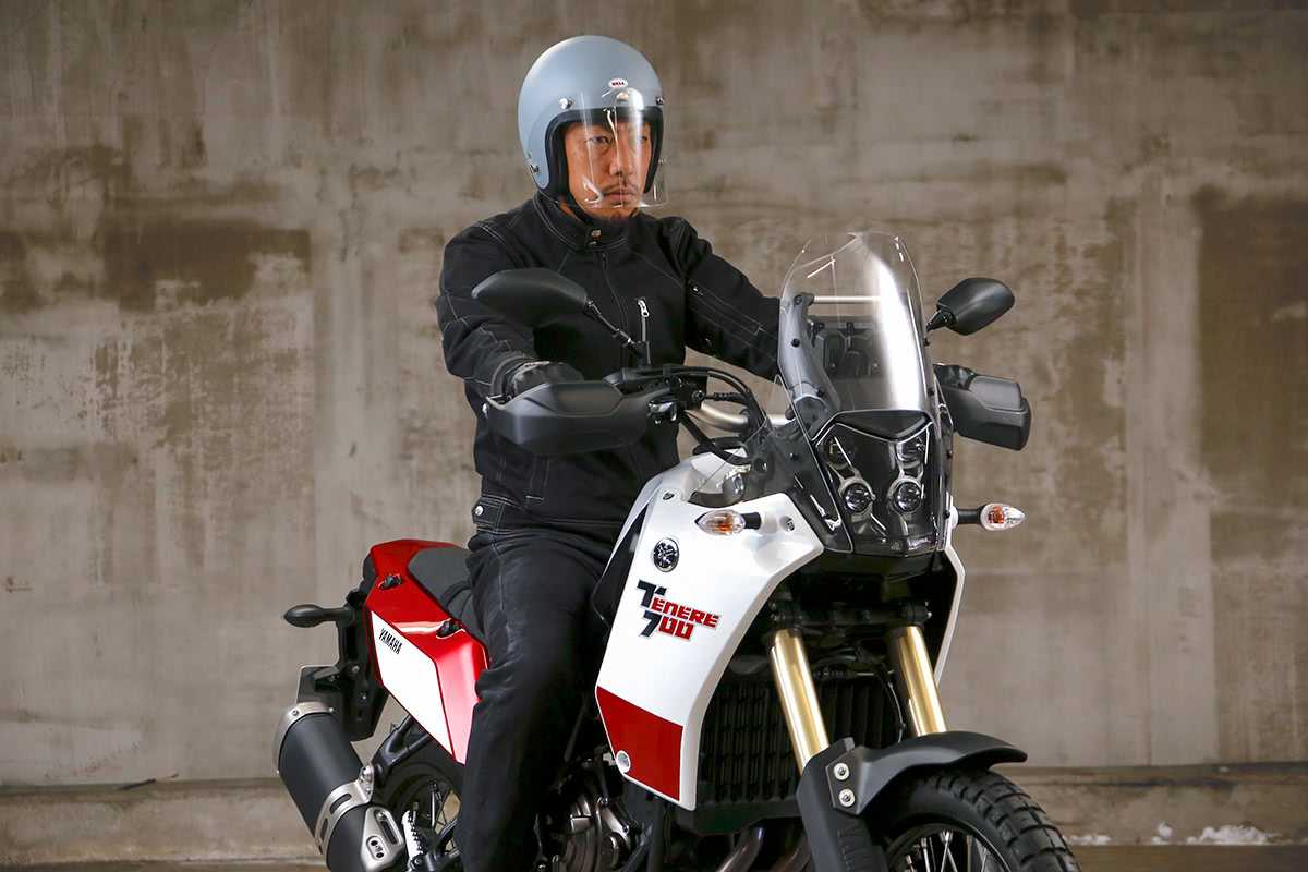 アドベンチャータイプのバイクに500-TXJを着てまたがった状態