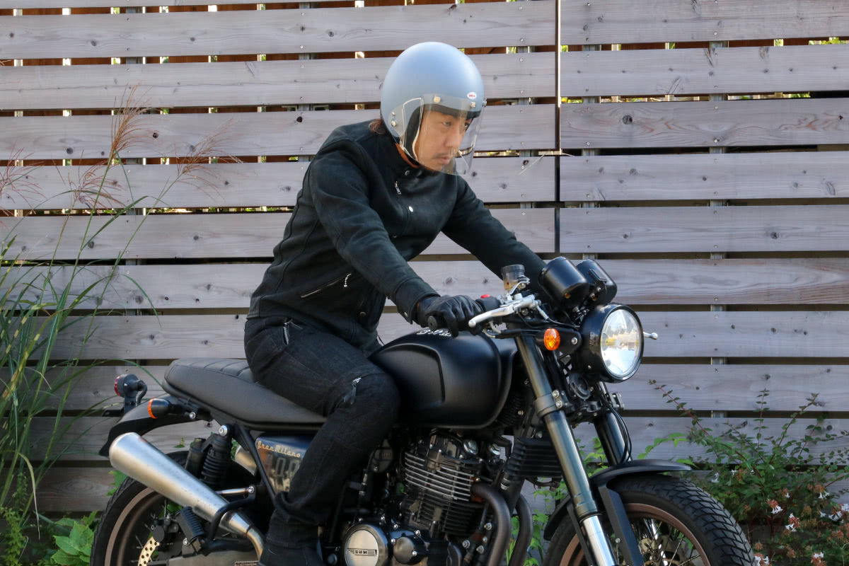クラシカルタイプのバイクに500-TXJを着てまたがった状態