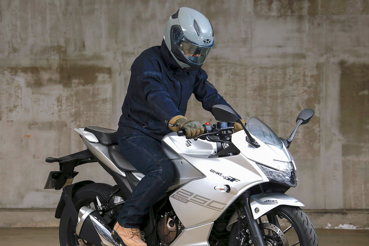 スーパースポーツタイプのバイクにGWM ゴアテックスデニムジャケットを着てまたがった状態