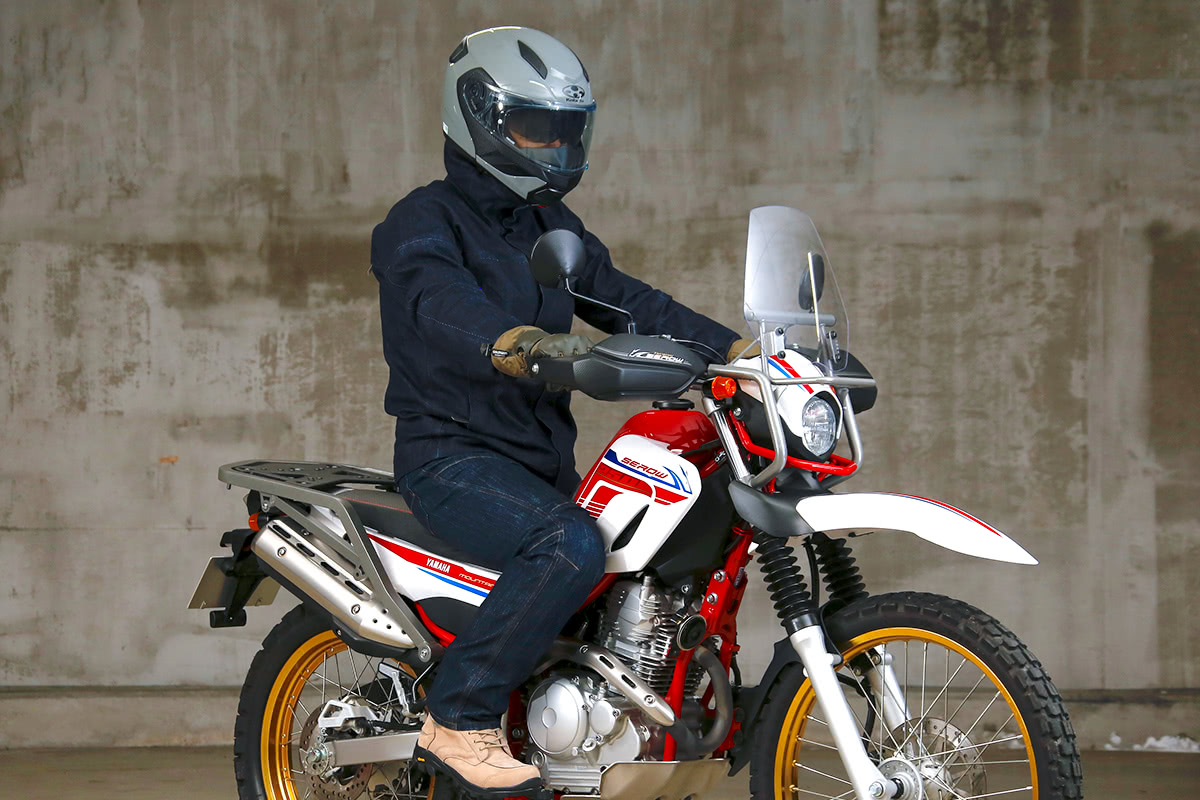 アドベンチャータイプのバイクにGWM ゴアテックスデニムジャケットを着てまたがった状態