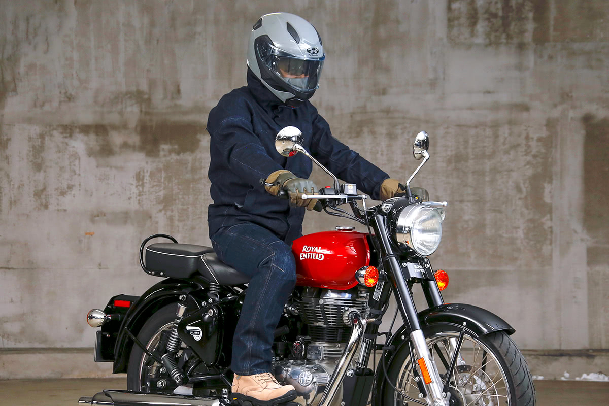 クラシカルタイプのバイクにGWM ゴアテックスデニムジャケットを着てまたがった状態