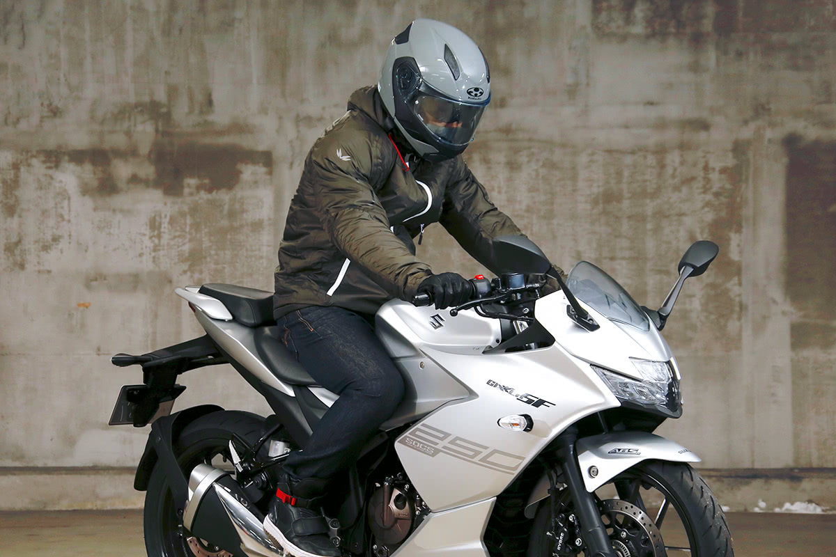 スーパースポーツタイプのバイクにM-9 ストリートアクトパーカを着てまたがった状態