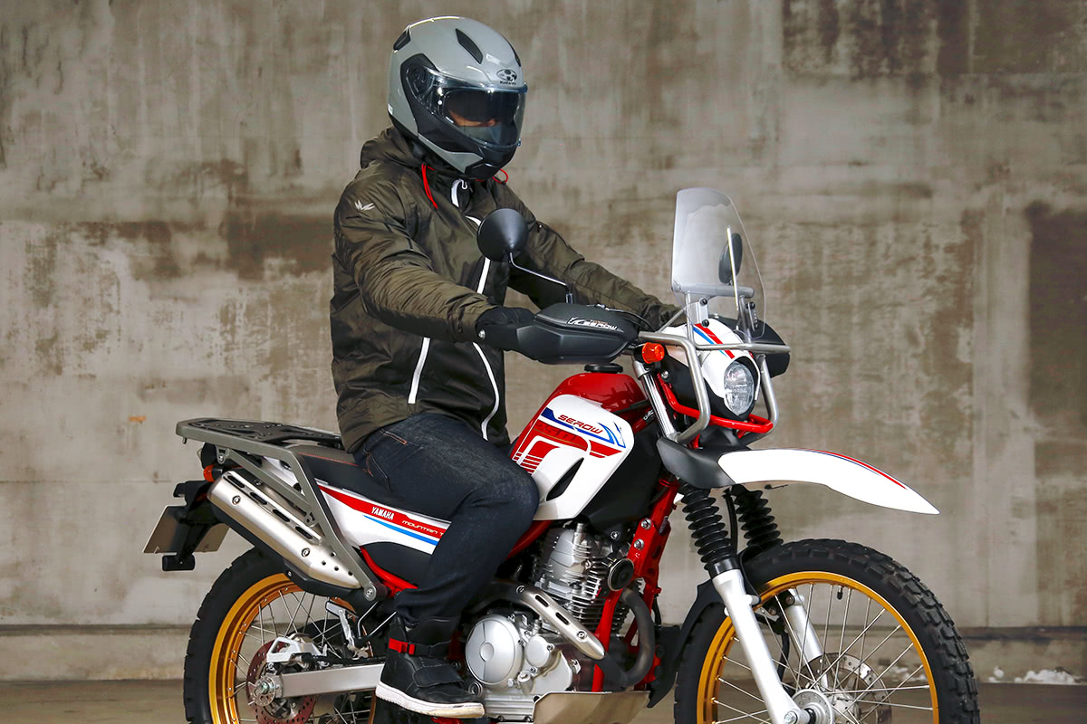 アドベンチャータイプのバイクにM-9 ストリートアクトパーカを着てまたがった状態