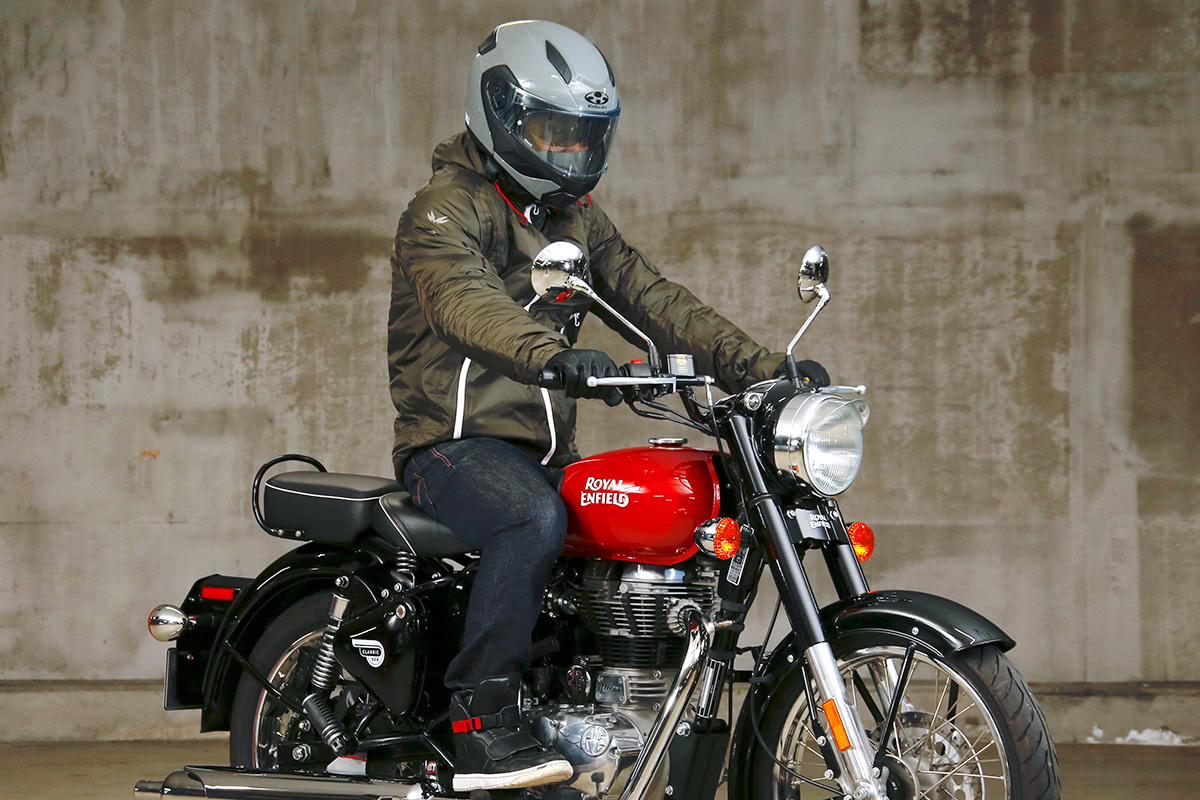 クラシカルタイプのバイクにM-9 ストリートアクトパーカを着てまたがった状態
