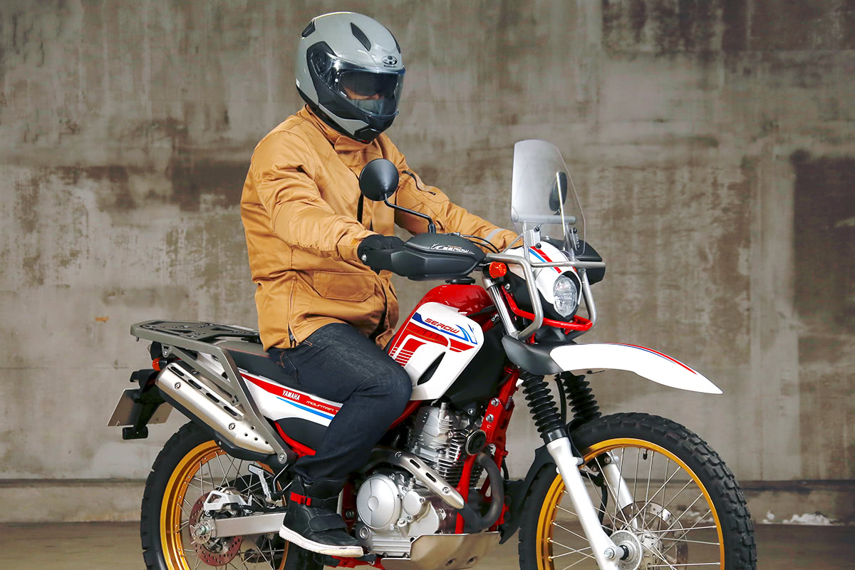 アドベンチャータイプのバイクにMaxFritz MFB-2342 ワンサイドラグランジャケットを着てまたがった状態