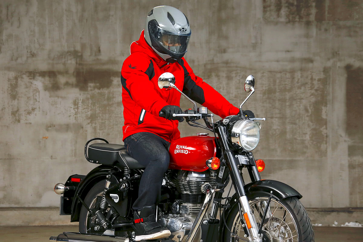 クラシカルタイプのバイクにMOTORHEAD RIDERS(モーターヘッドライダース)M-8F オールウェザーパーカを着てまたがった状態