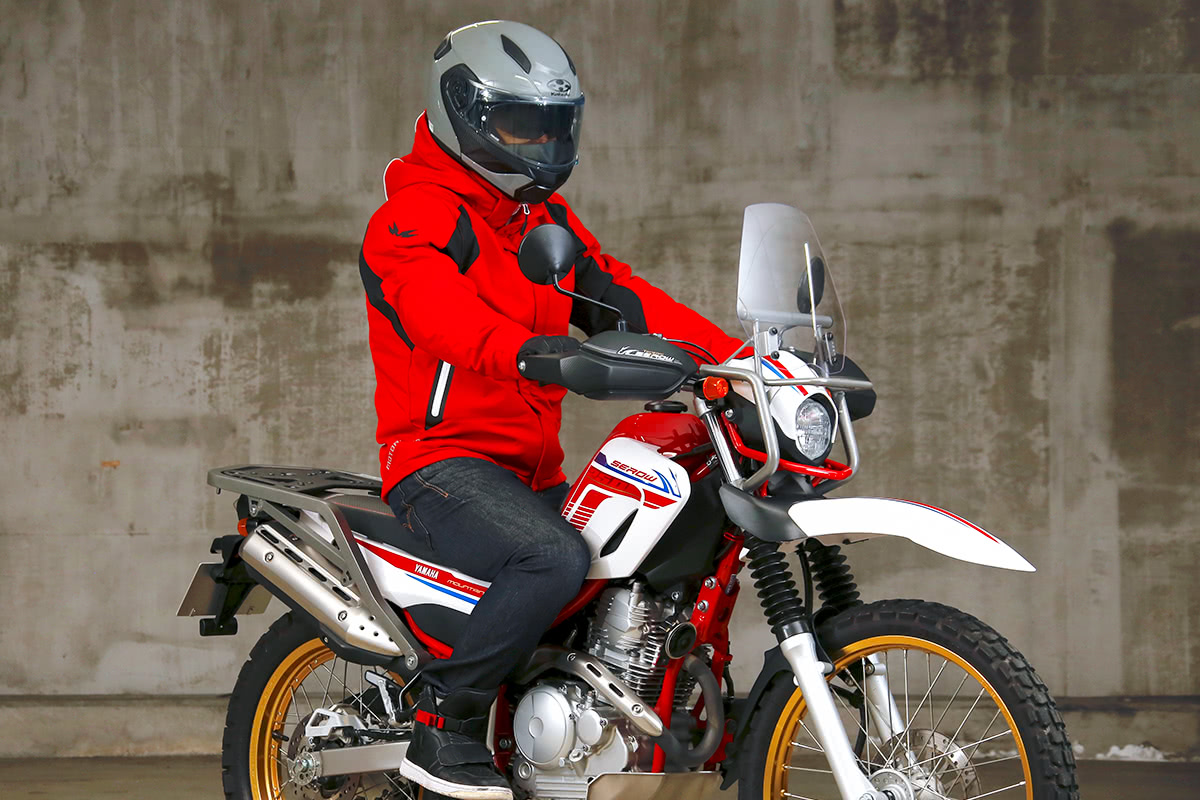 アドベンチャータイプのバイクにMOTORHEAD RIDERS(モーターヘッドライダース)M-8F オールウェザーパーカを着てまたがった状態