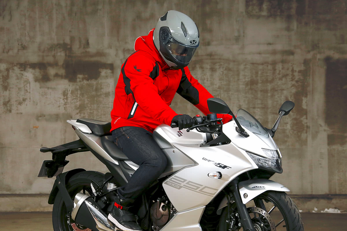 スーパースポーツタイプのバイクにMOTORHEAD RIDERS(モーターヘッドライダース)M-8F オールウェザーパーカを着てまたがった状態