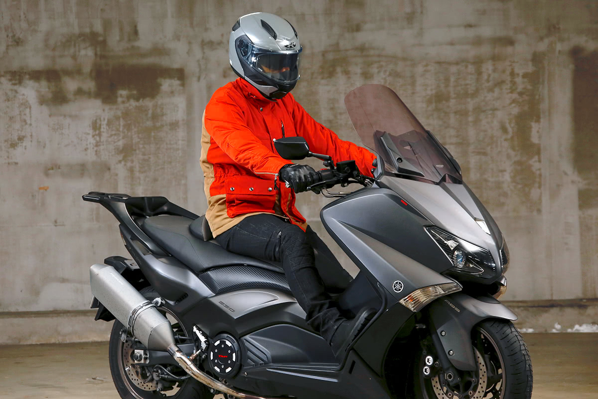 ビッグスクータータイプのバイクにMaxFritz MFB-2342 ワンサイドラグランジャケットを着てまたがった状態