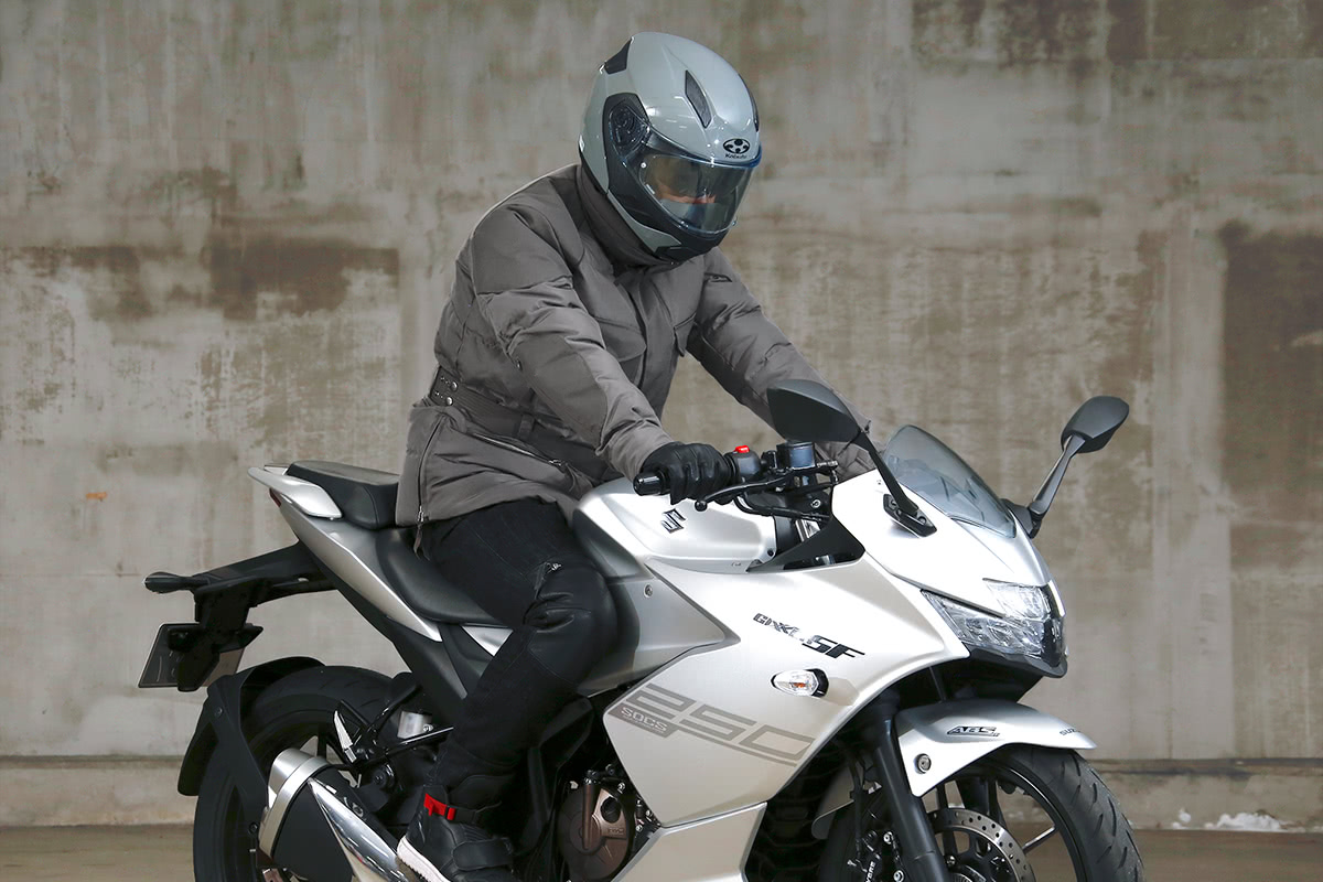 スーパースポーツタイプのバイクにMFJ-2302 ウィンタリングダウンジャケットを着てまたがった状態