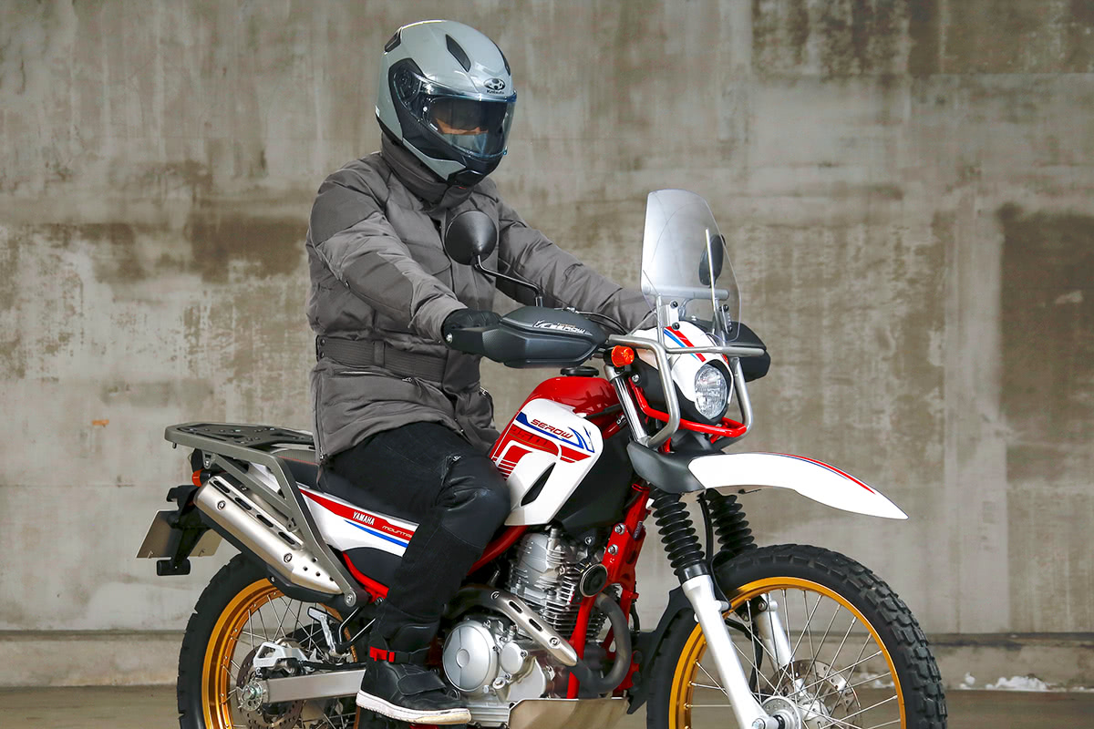 アドベンチャータイプのバイクにMFJ-2302 ウィンタリングダウンジャケットを着てまたがった状態