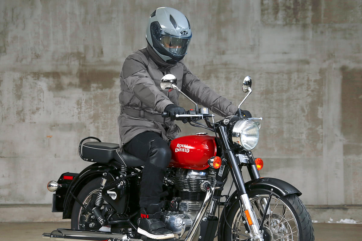 クラシカルタイプのバイクにMFJ-2302 ウィンタリングダウンジャケットを着てまたがった状態