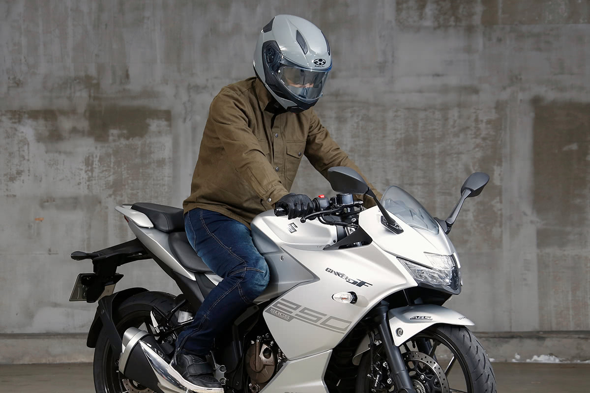 スーパースポーツタイプのバイクにMOTO SHIRTS with KEVLARを着てまたがった状態