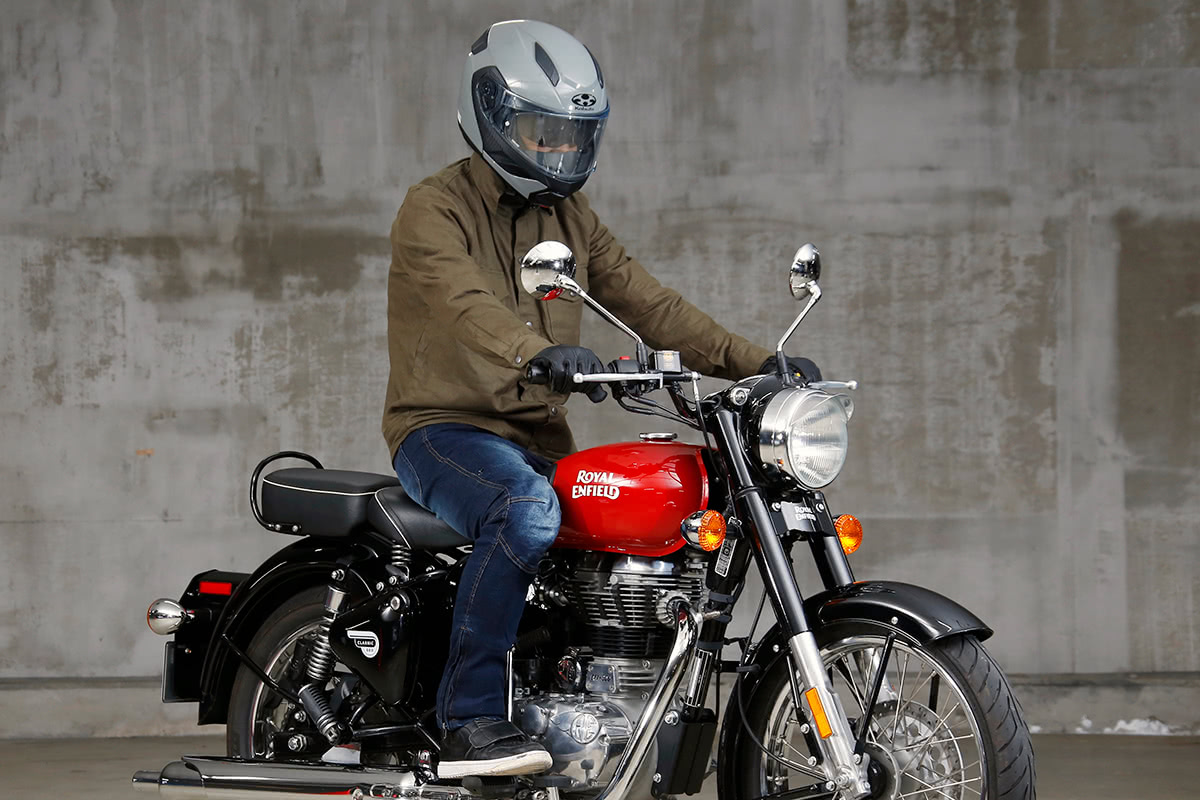 クラシカルタイプのバイクにMOTO SHIRTS with KEVLARを着てまたがった状態