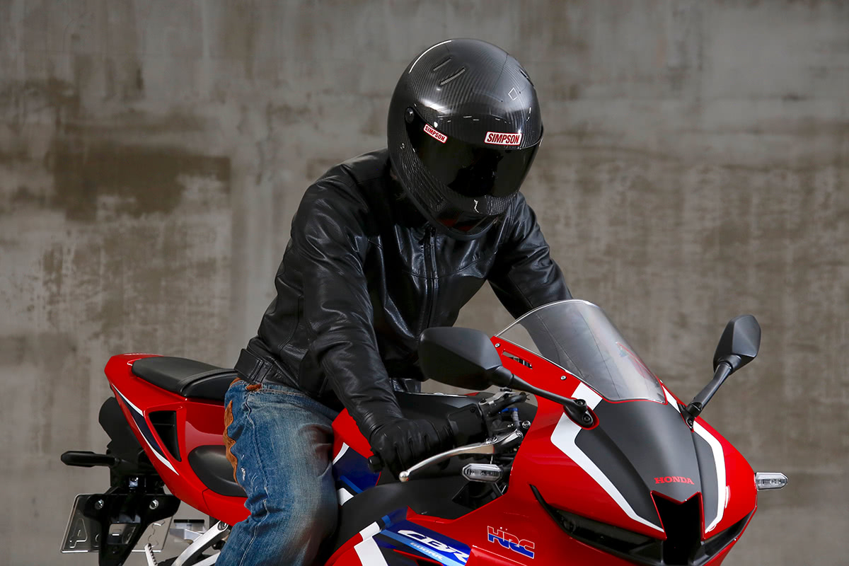 スーパースポーツタイプのバイクにバンディット・プロ・カーボンをかぶりまたがった状態