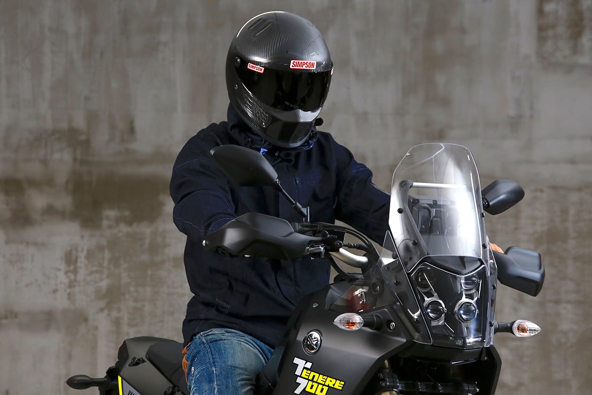 アドベンチャータイプのバイクにバンディット・プロ・カーボンをかぶりまたがった状態
