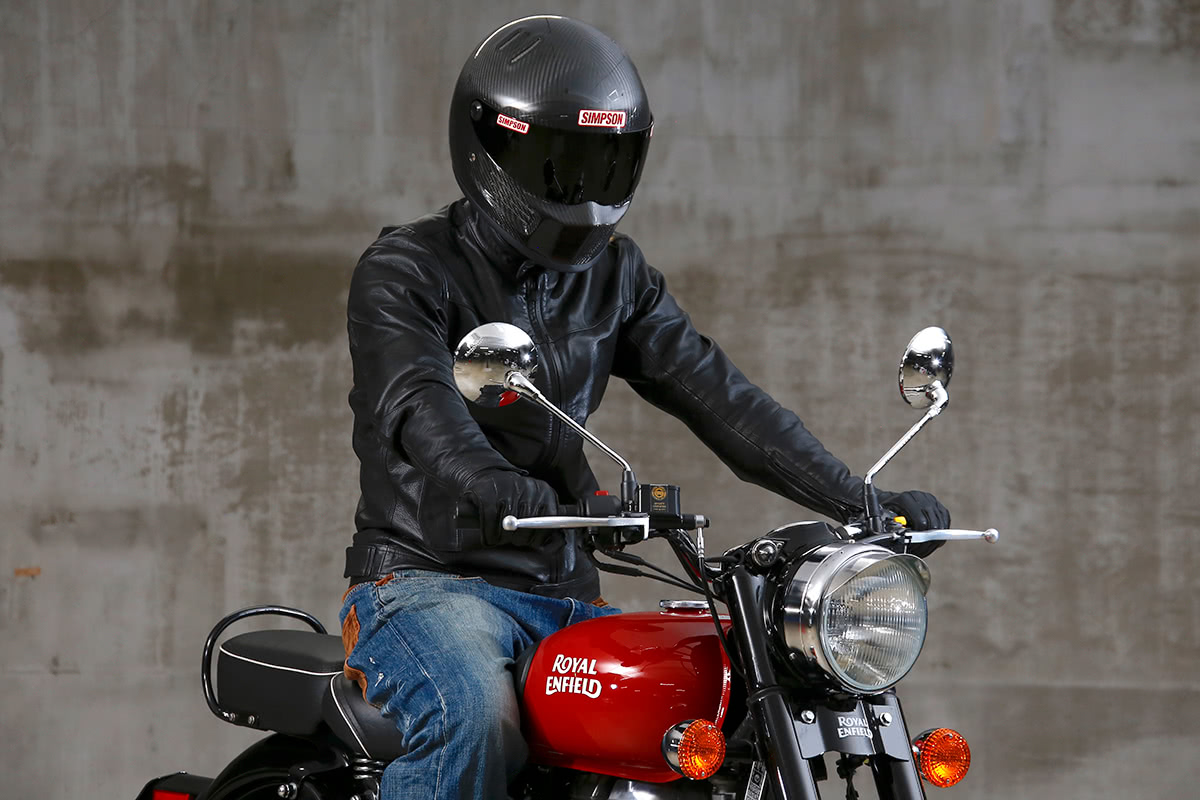 クラシカルタイプのバイクにバンディット・プロ・カーボンをかぶりまたがった状態