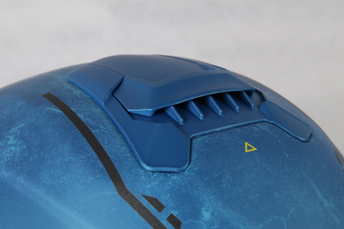 WINS G-FORCE SS JET STEALTH 頭頂部の大型ベンチレーション