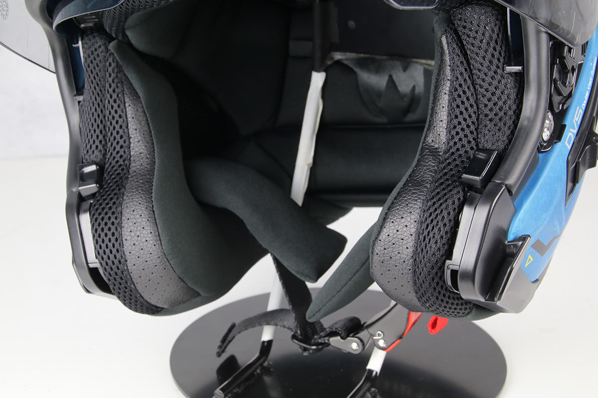 WINS G-FORCE SS JET STEALTH 頭頂部の大型ベンチレーション アジャスタブルチークパッド