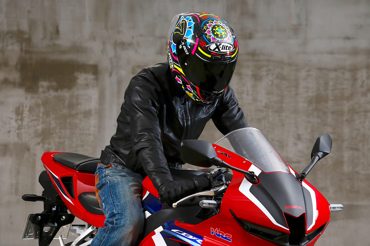 スーパースポーツタイプの車両とカブト X-lite X-803RS ULTRA CARBONの組み合わせ