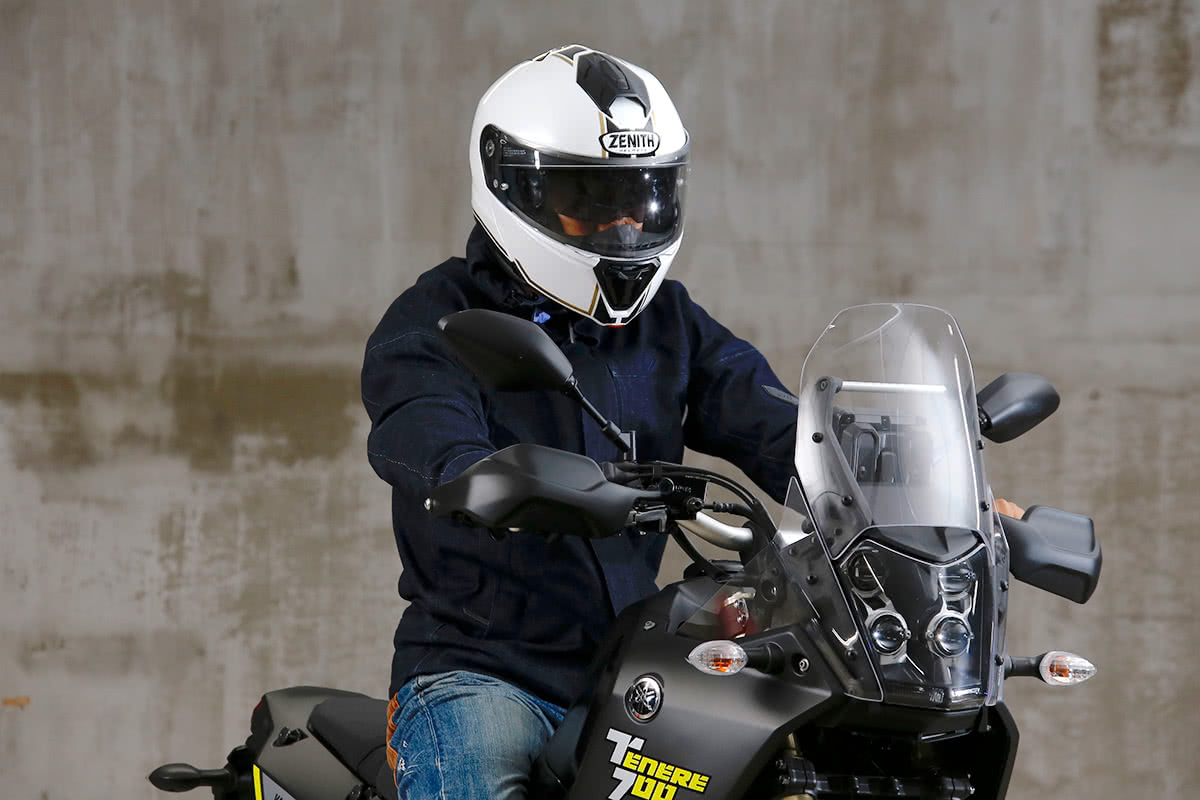 アドベンチャータイプの車両とワイズギア YJ-21 ZENITH Graphicの組み合わせ