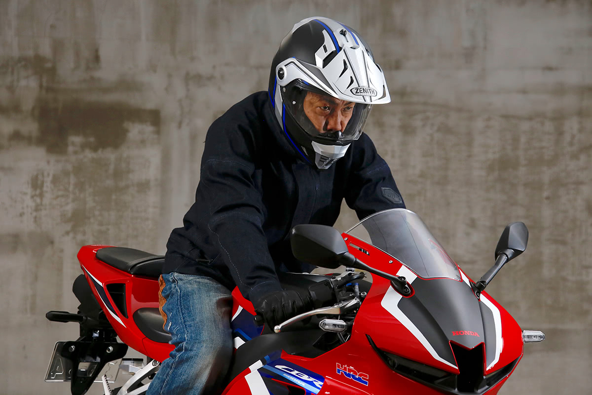 スーパースポーツタイプのバイクにYX-6 ゼニス グラフィックをかぶりまたがった状態