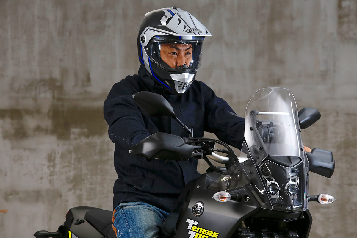 アドベンチャータイプのバイクにYX-6 ゼニス グラフィックをかぶりまたがった状態