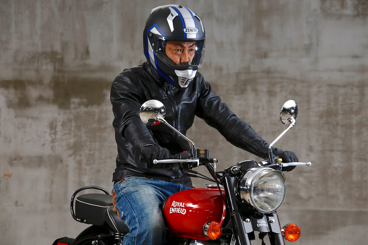 クラシカルタイプのバイクにYX-6 ゼニス グラフィックをかぶりまたがった状態